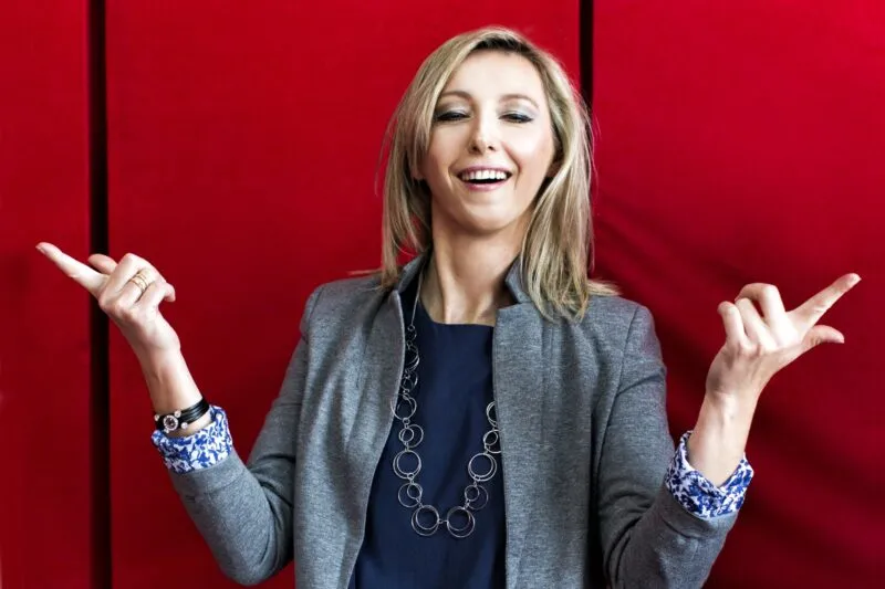 Karina Marszałek śpiewająca na scenie